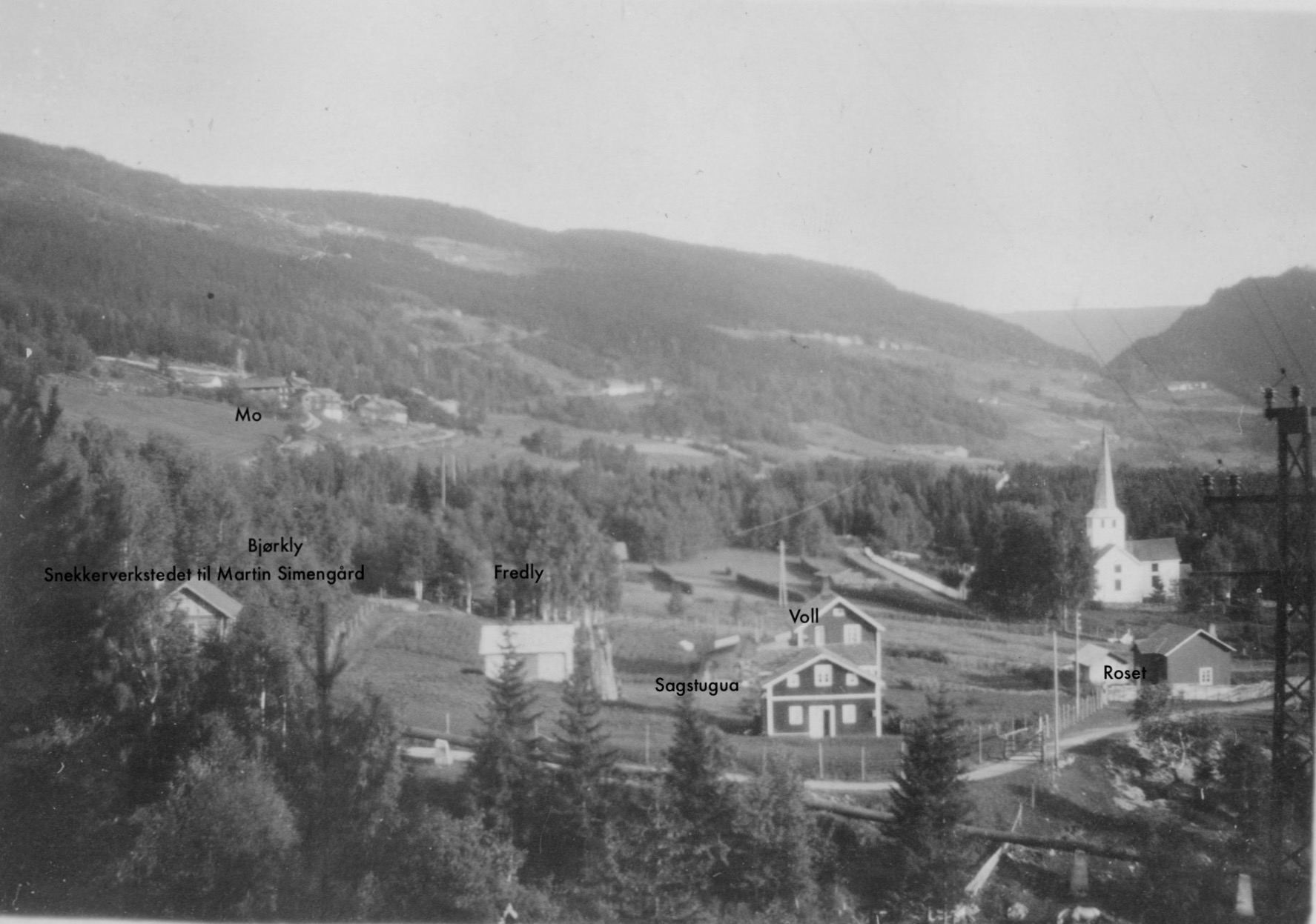 Et bilde som inneholder utendørs, tre, hus, sort og hvit
Automatisk generert beskrivelse